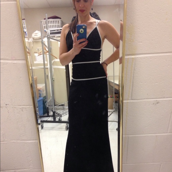 Stunning black and white gown! - Picture 1 of 4